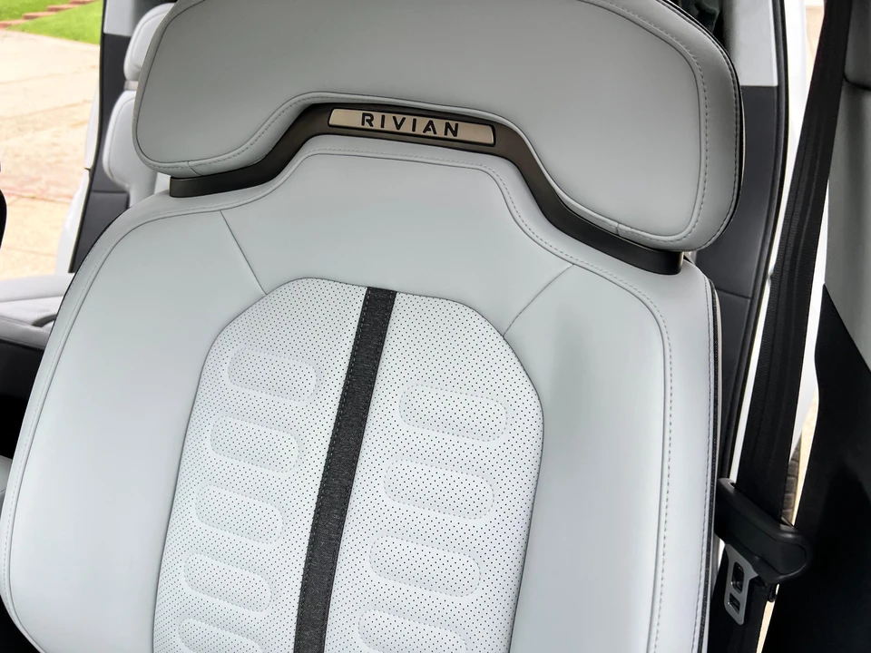 2023 Rivian R1S - Image 23 of 31