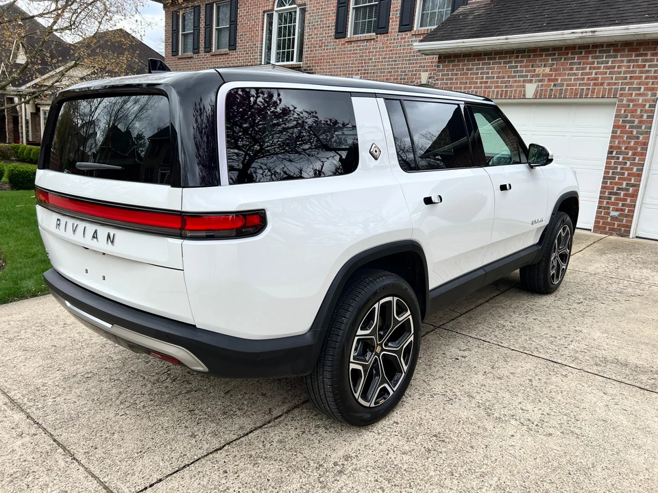 2023 Rivian R1S - Image 7 of 31
