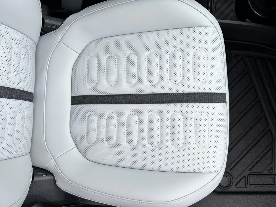 2023 Rivian R1S - Image 28 of 31