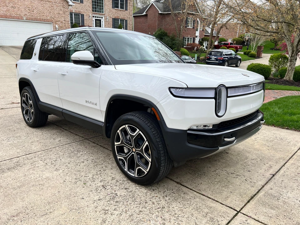 2023 Rivian R1S - Image 8 of 31