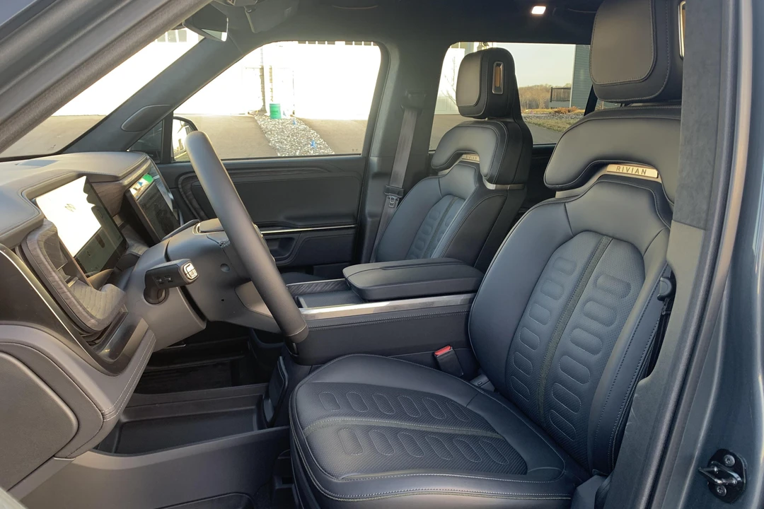 2023 Rivian R1S - Image 7 of 11