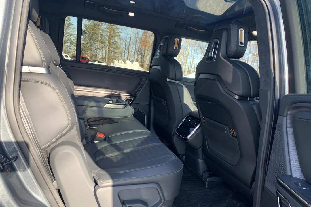 2023 Rivian R1S - Image 8 of 11
