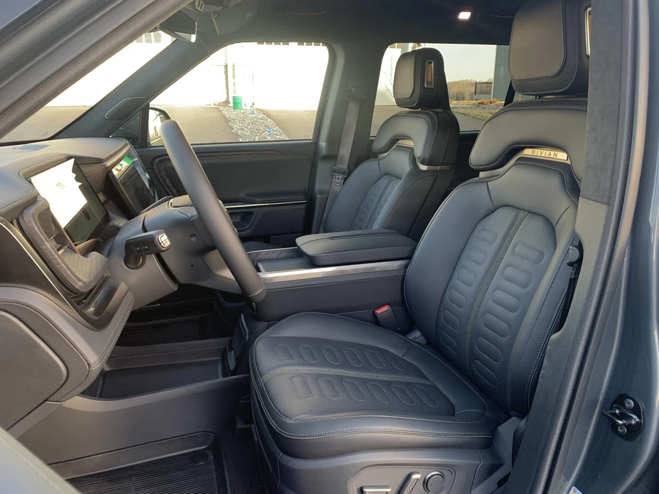 2023 Rivian R1S - Image 10 of 11