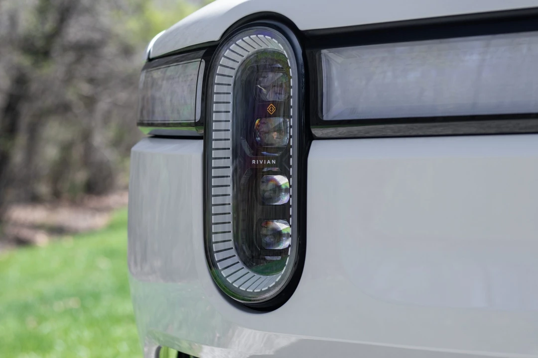 2023 Rivian R1S - Image 17 of 31