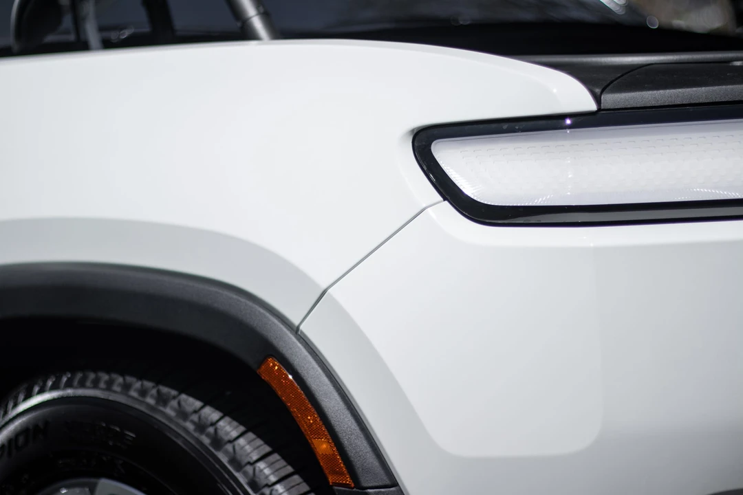 2023 Rivian R1S - Image 15 of 31