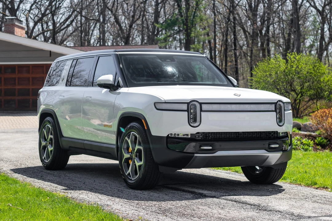 2023 Rivian R1S - Image 2 of 31