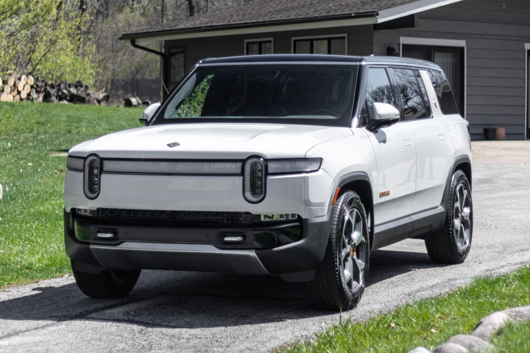 2023 Rivian R1S - Image 8 of 31