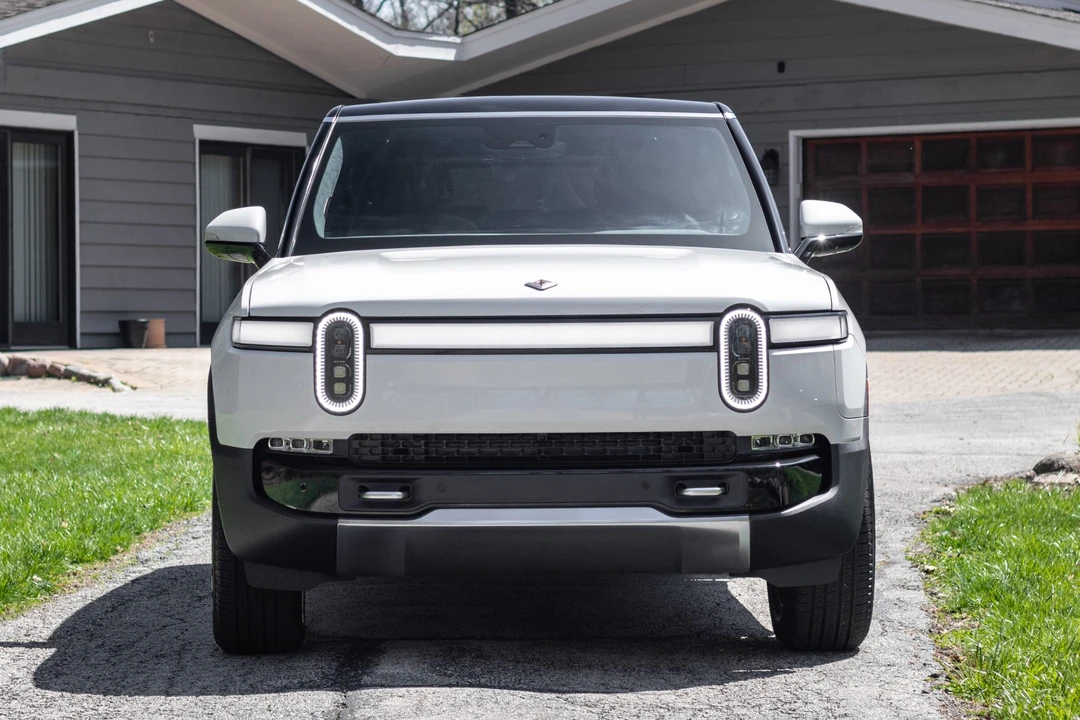 2023 Rivian R1S - Image 9 of 31