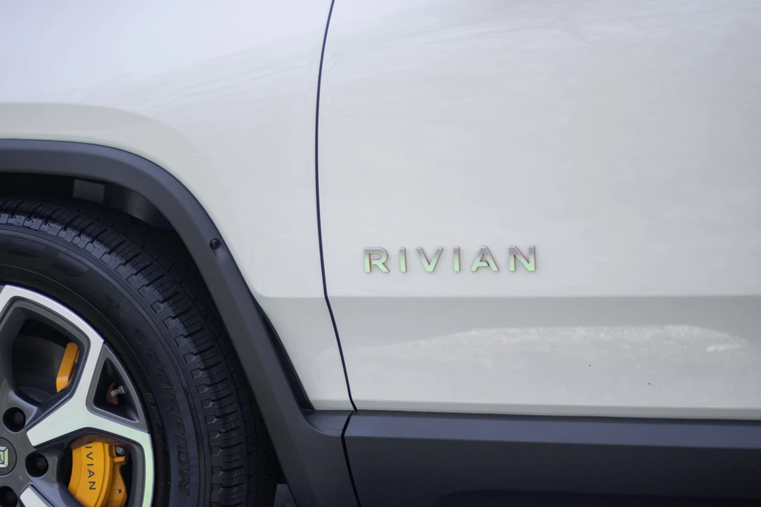 2023 Rivian R1S - Image 28 of 31