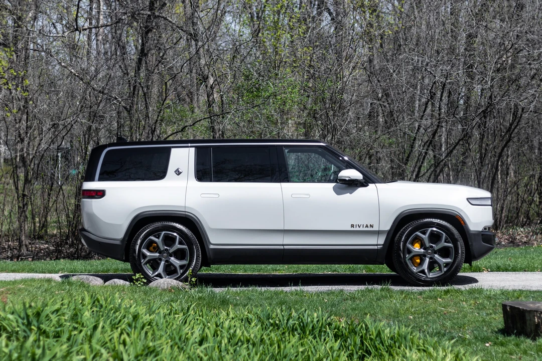 2023 Rivian R1S - Image 3 of 31