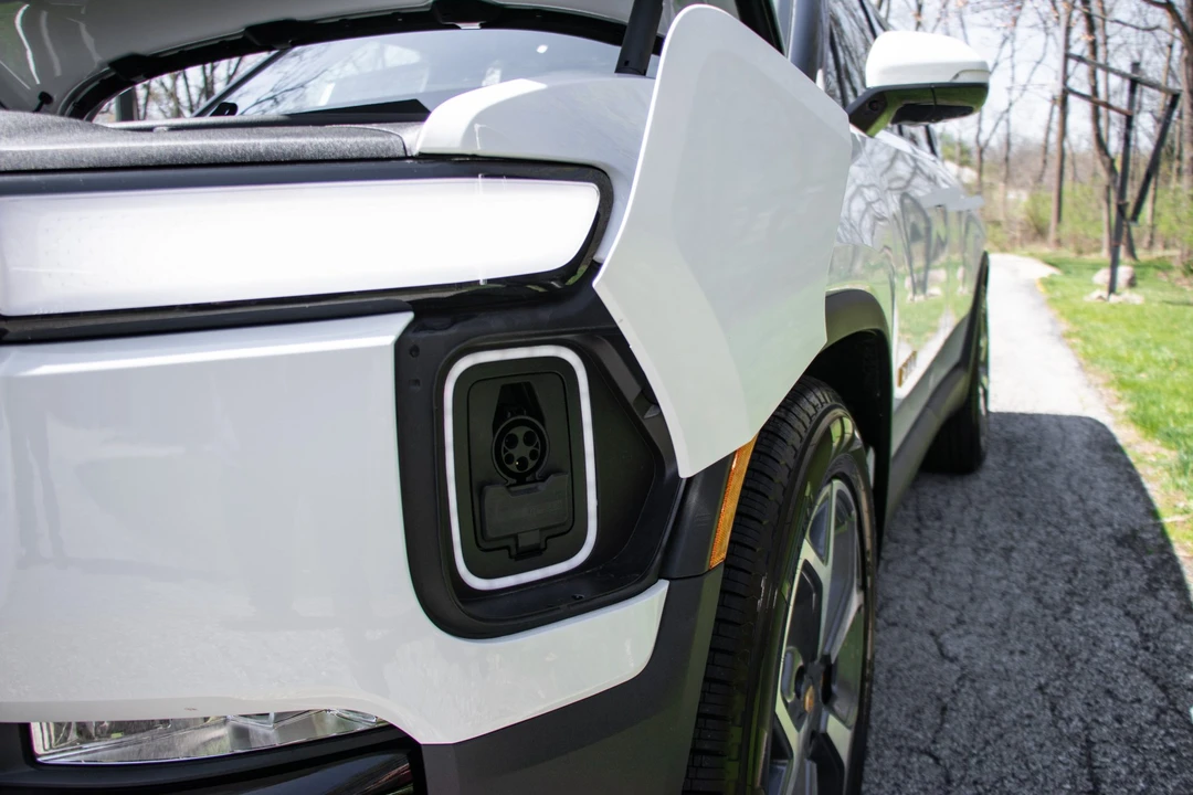 2023 Rivian R1S - Image 25 of 31