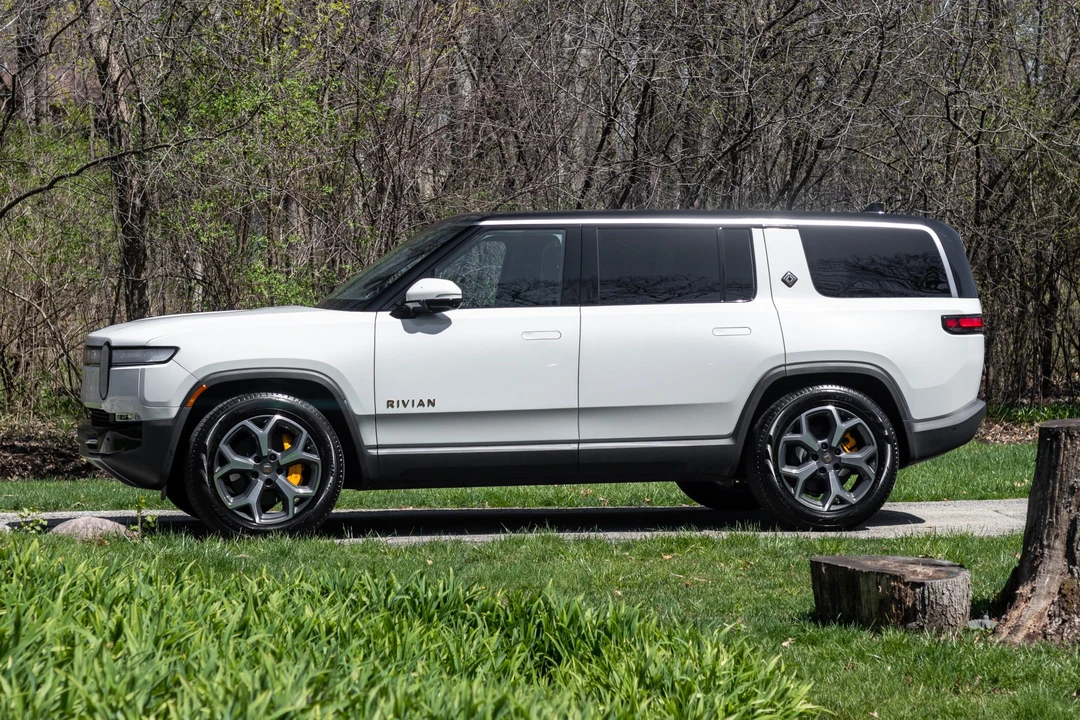 2023 Rivian R1S - Image 7 of 31