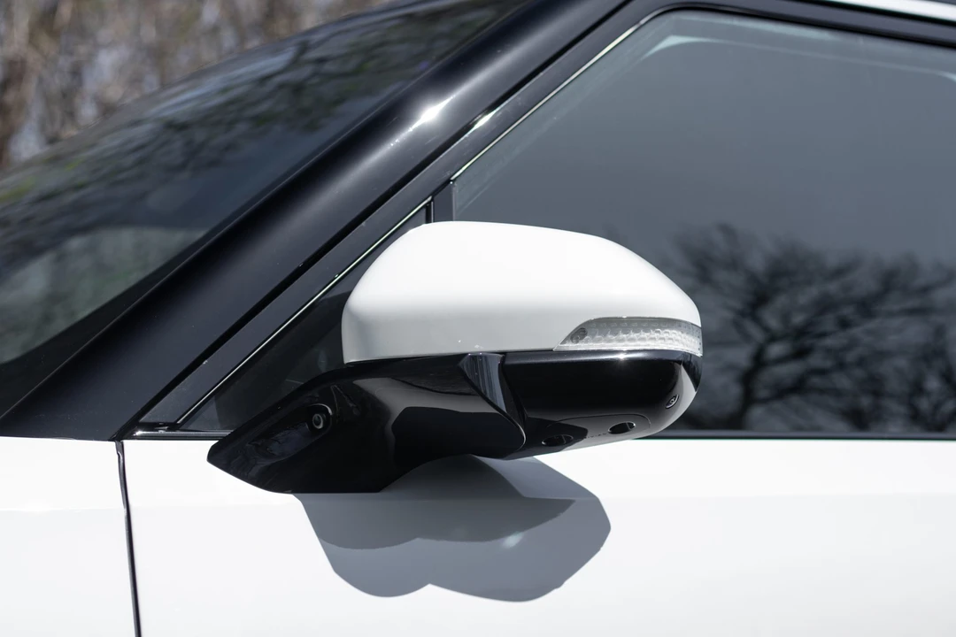2023 Rivian R1S - Image 26 of 31