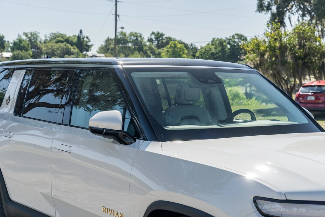 2023 Rivian R1S - Image 10 of 31