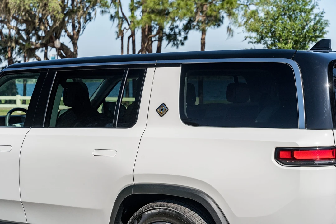 2023 Rivian R1S - Image 19 of 31