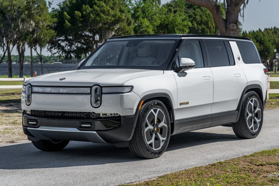 2023 Rivian R1S - Image 2 of 31