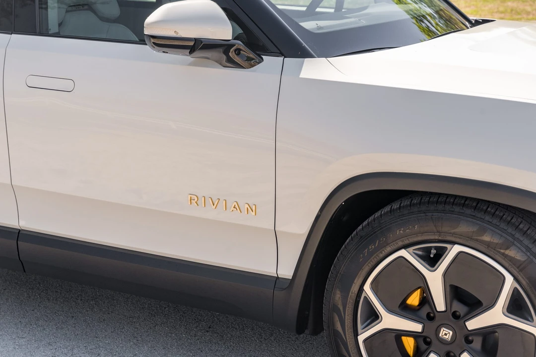 2023 Rivian R1S - Image 29 of 31