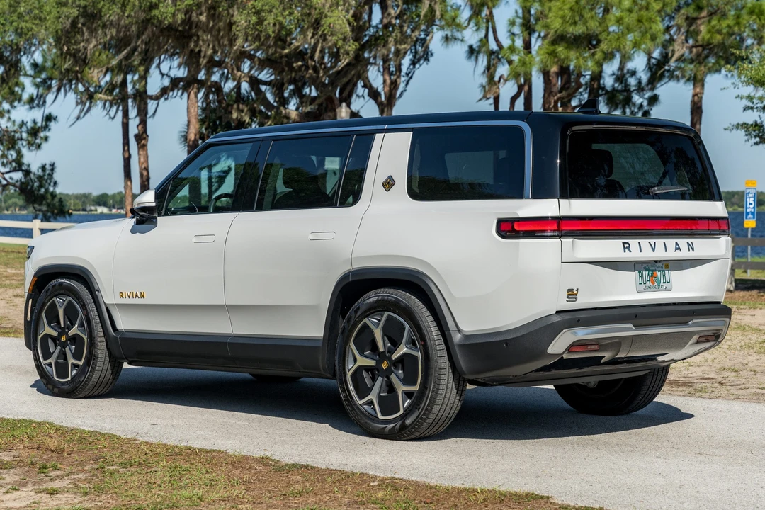 2023 Rivian R1S - Image 4 of 31
