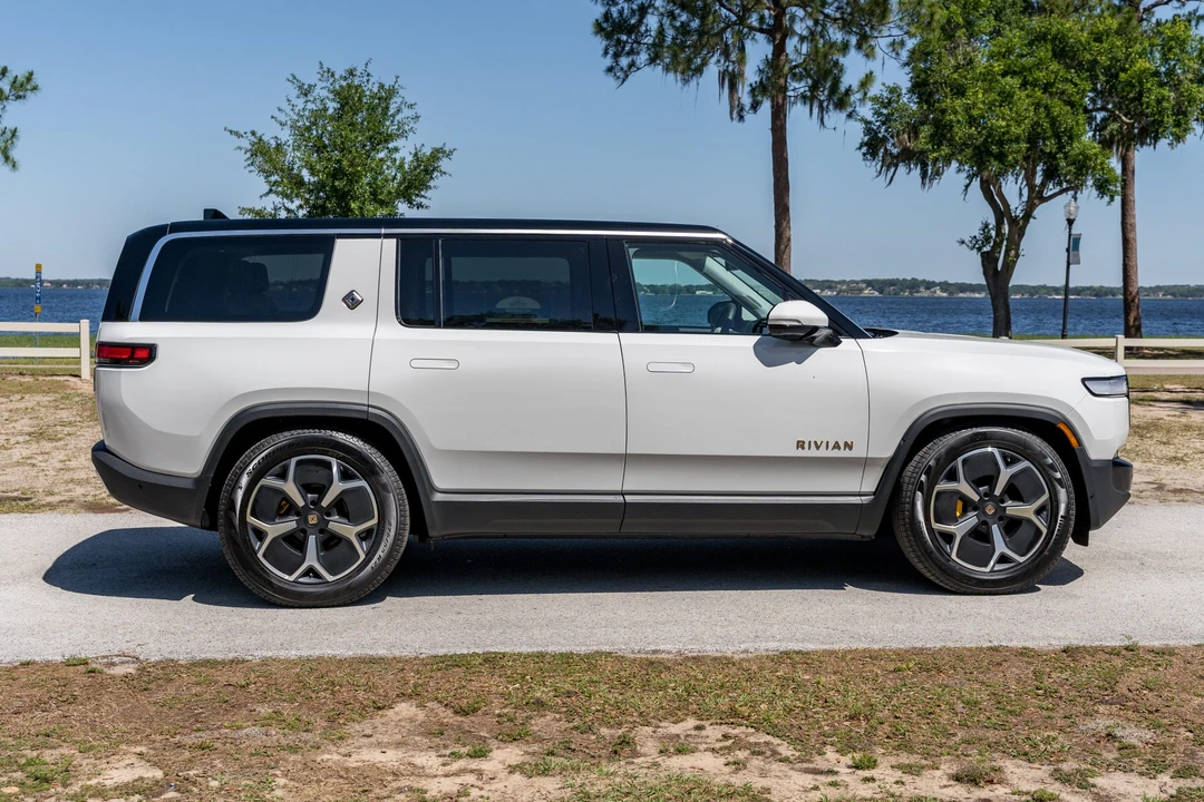 2023 Rivian R1S - Image 7 of 31