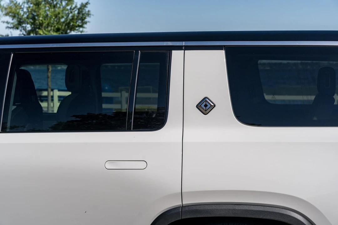 2023 Rivian R1S - Image 18 of 31