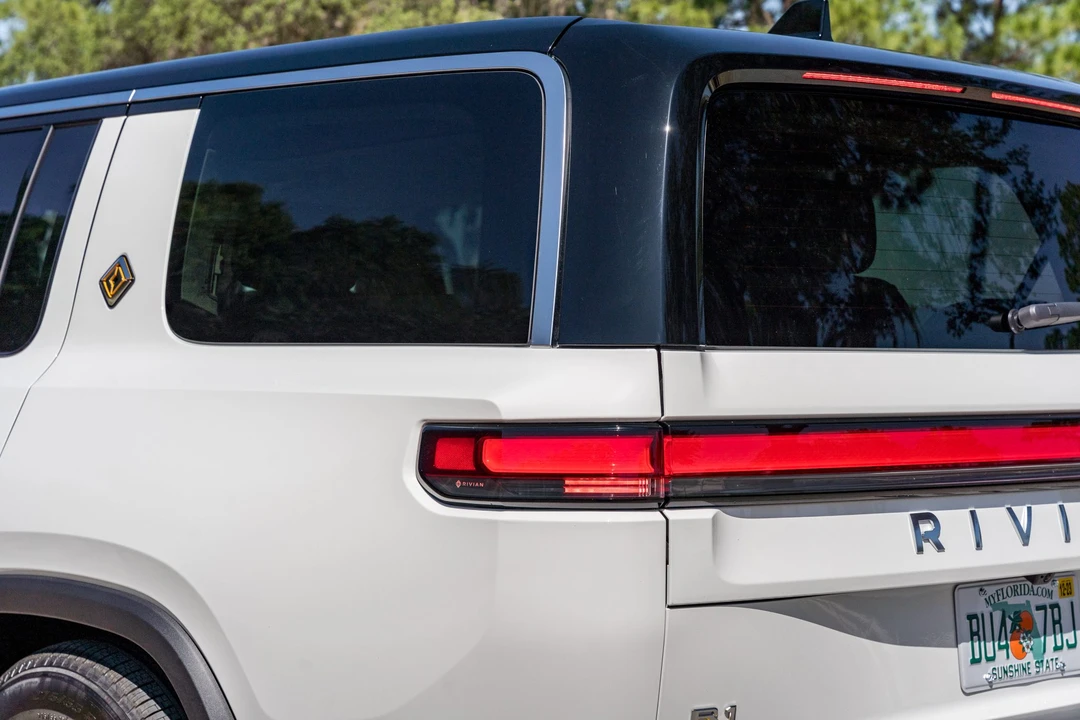 2023 Rivian R1S - Image 20 of 31