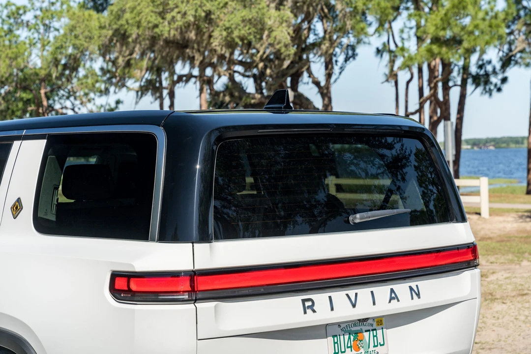 2023 Rivian R1S - Image 21 of 31