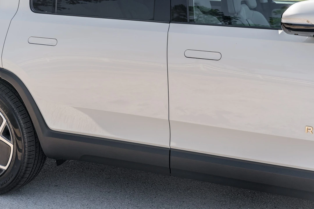 2023 Rivian R1S - Image 26 of 31