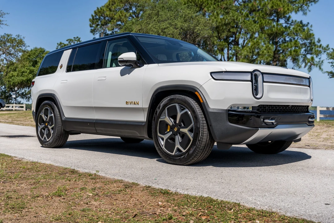 2023 Rivian R1S - Image 8 of 31