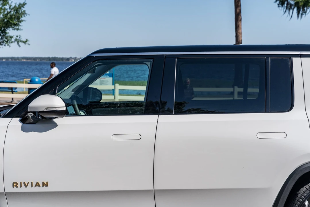2023 Rivian R1S - Image 17 of 31