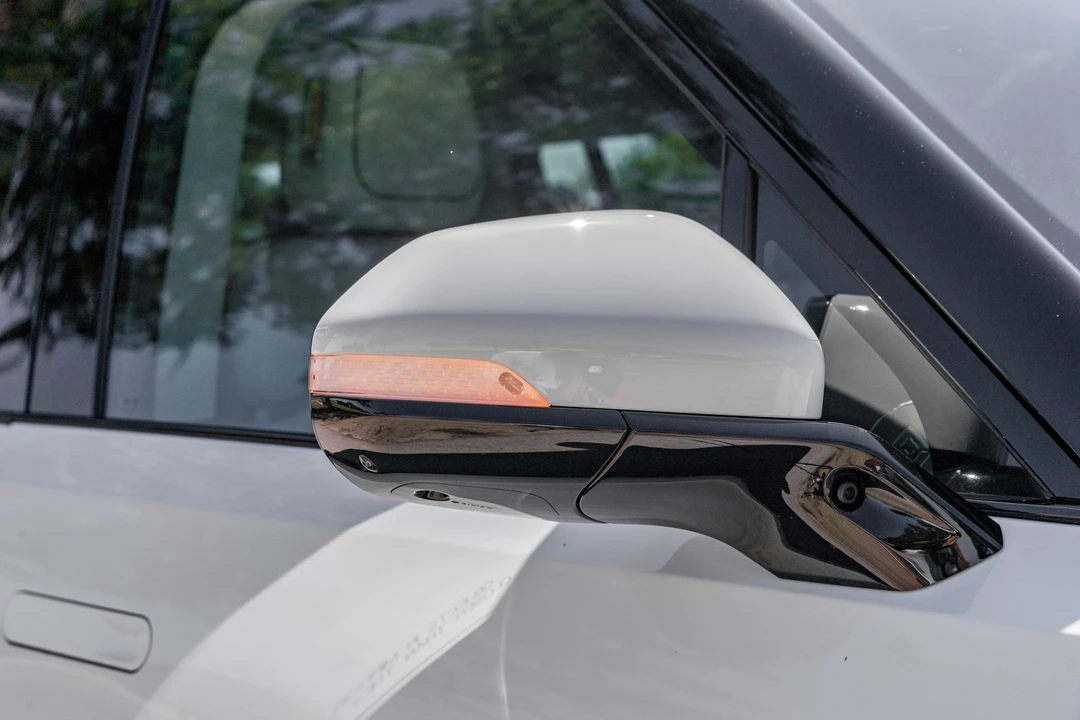 2023 Rivian R1S - Image 28 of 31