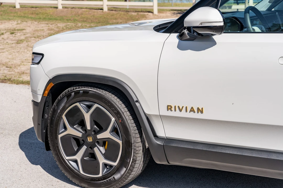 2023 Rivian R1S - Image 15 of 31