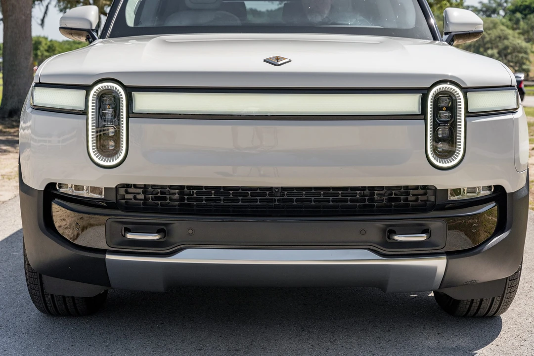 2023 Rivian R1S - Image 12 of 31