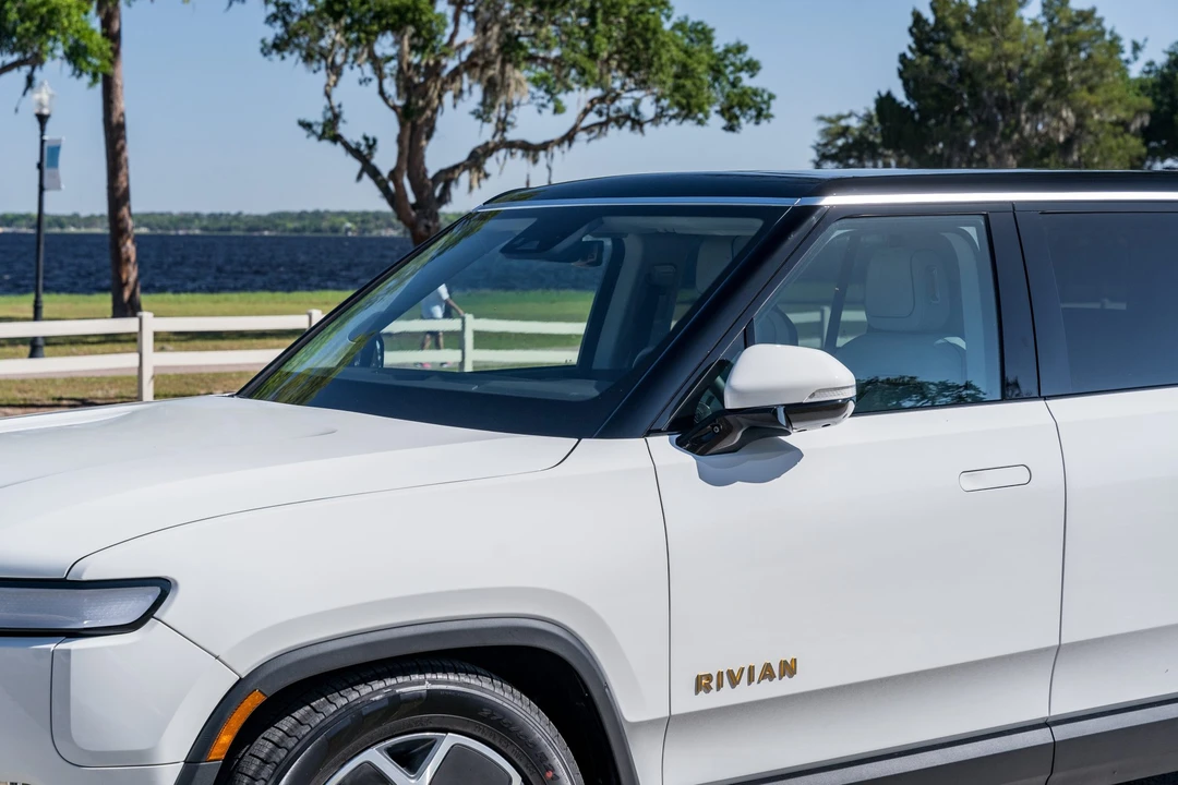 2023 Rivian R1S - Image 14 of 31