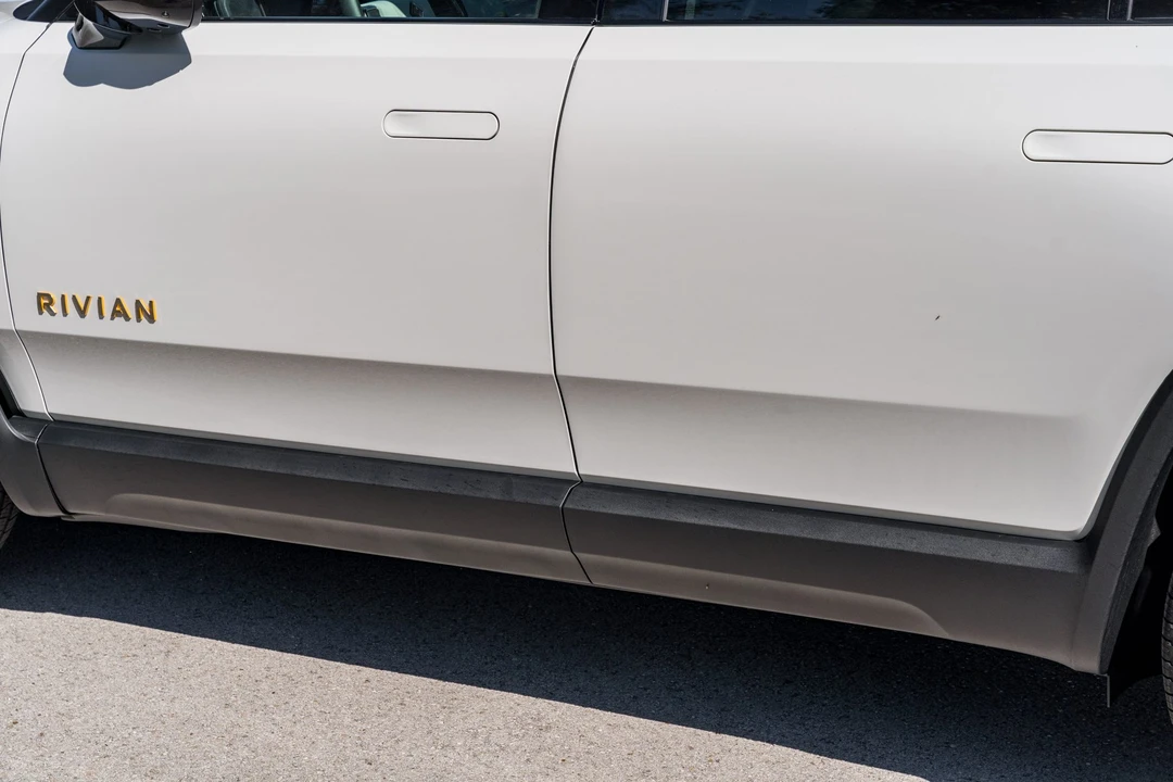 2023 Rivian R1S - Image 16 of 31