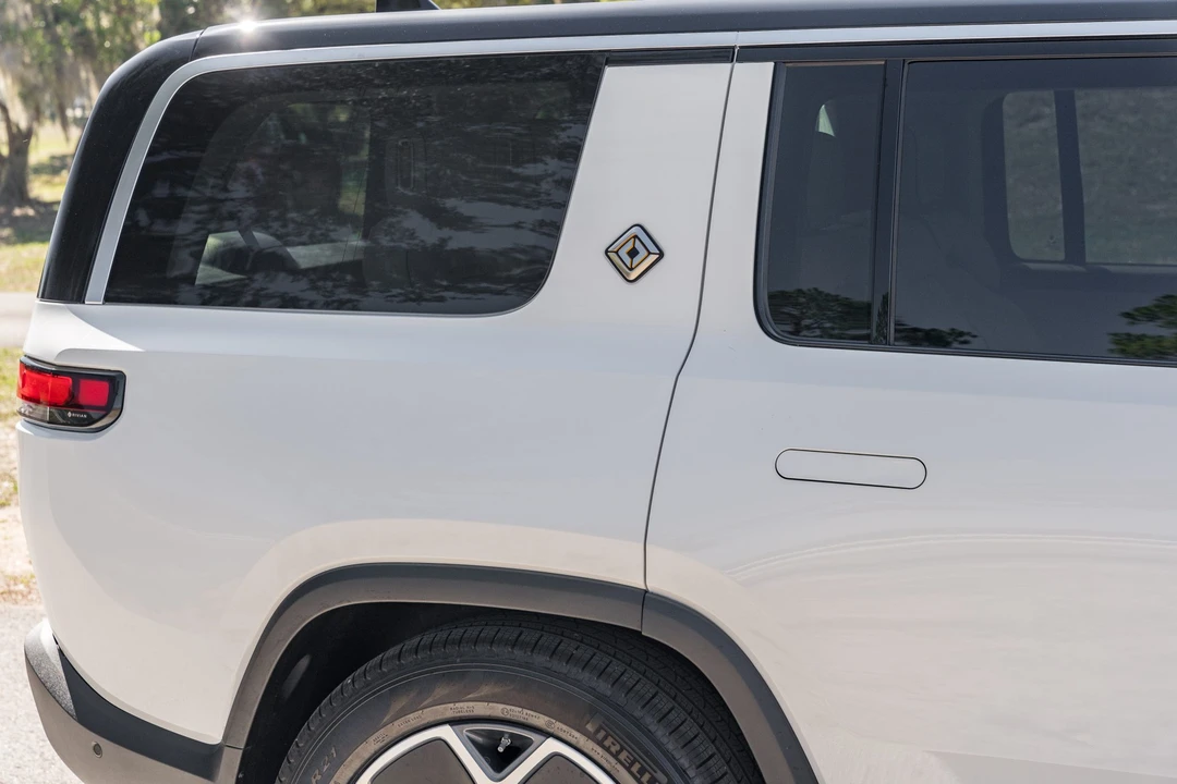 2023 Rivian R1S - Image 25 of 31