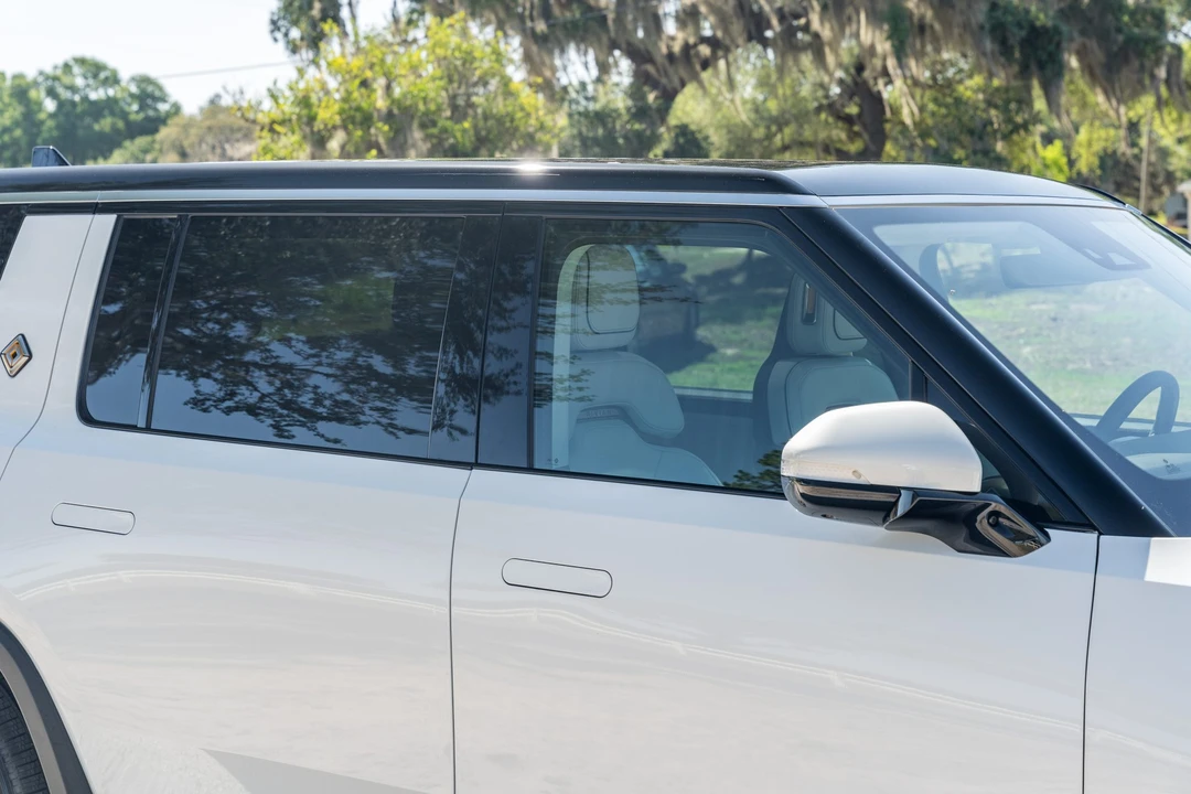 2023 Rivian R1S - Image 27 of 31