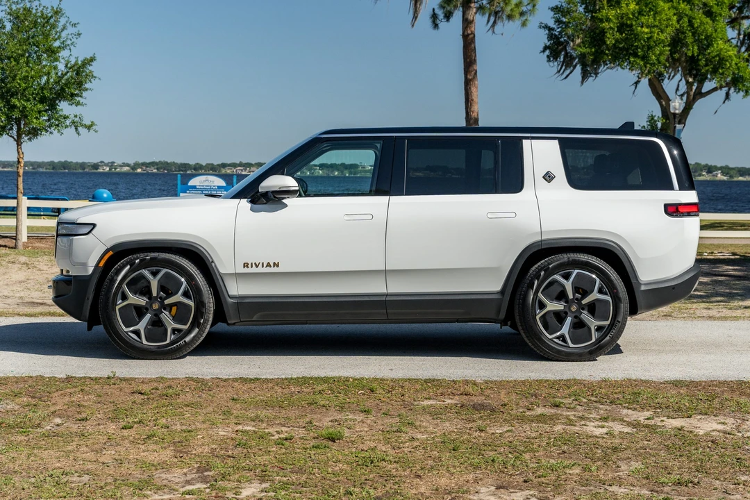 2023 Rivian R1S - Image 3 of 31