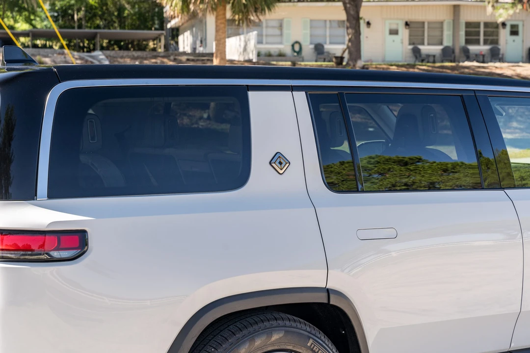 2023 Rivian R1S - Image 24 of 31