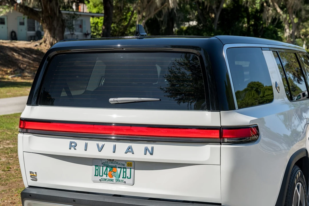 2023 Rivian R1S - Image 23 of 31