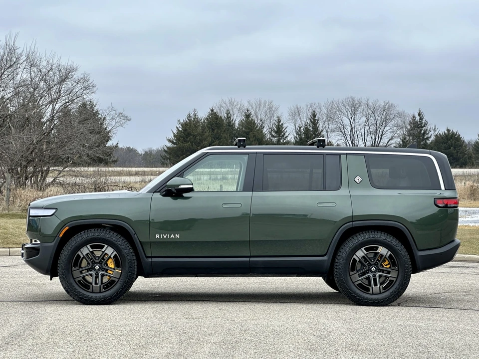 2023 Rivian R1S - Image 10 of 31