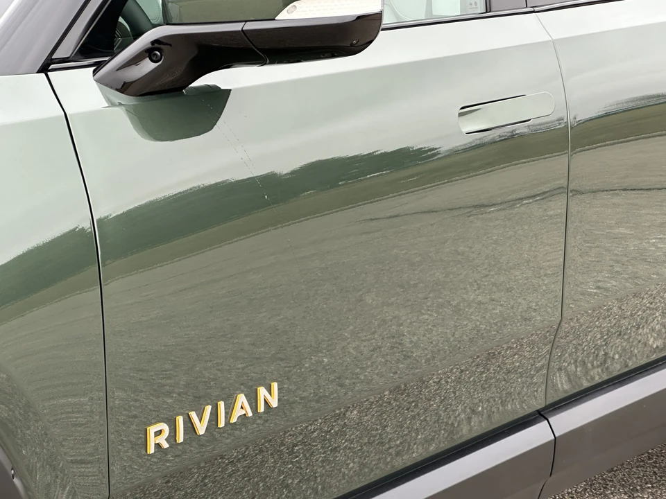 2023 Rivian R1S - Image 24 of 31