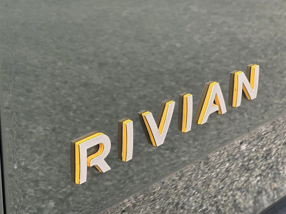 2023 Rivian R1S - Image 25 of 31