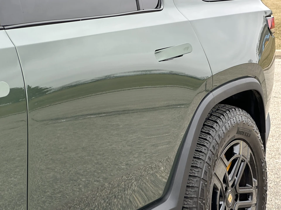 2023 Rivian R1S - Image 28 of 31