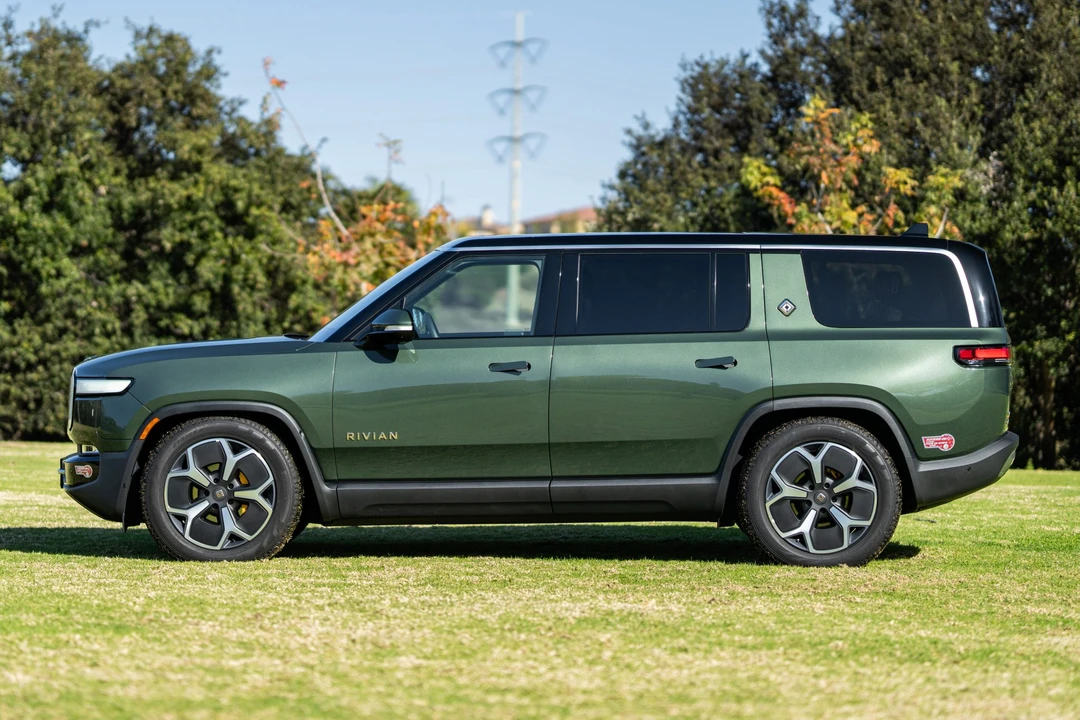 2023 Rivian R1S - Image 9 of 31