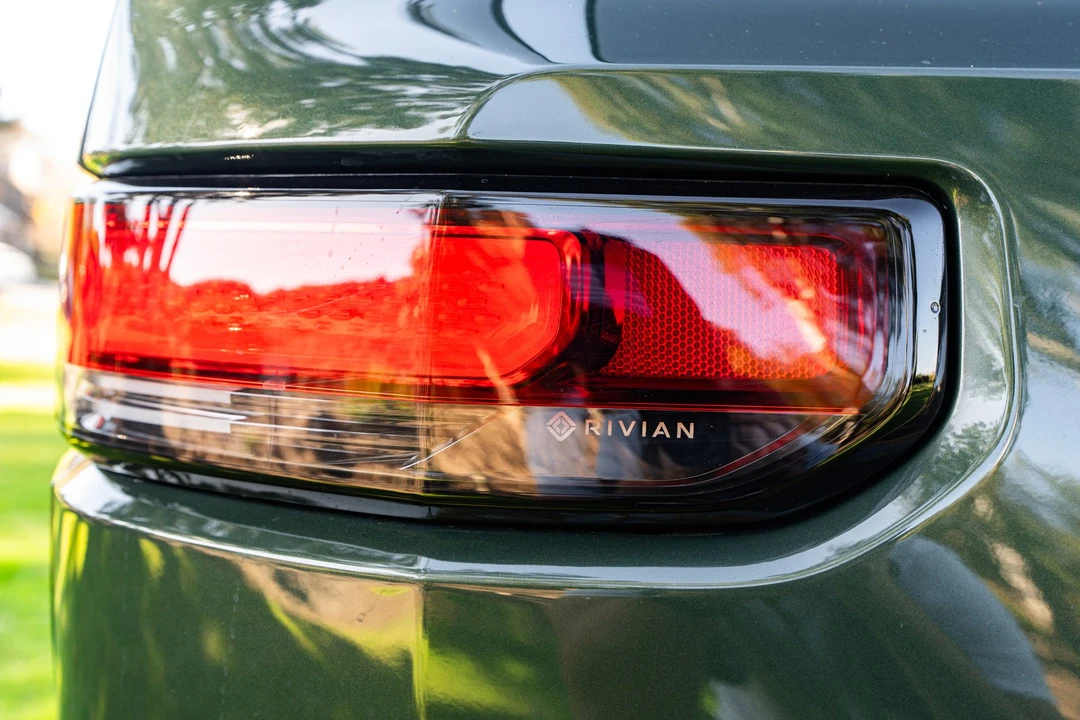 2023 Rivian R1S - Image 18 of 31