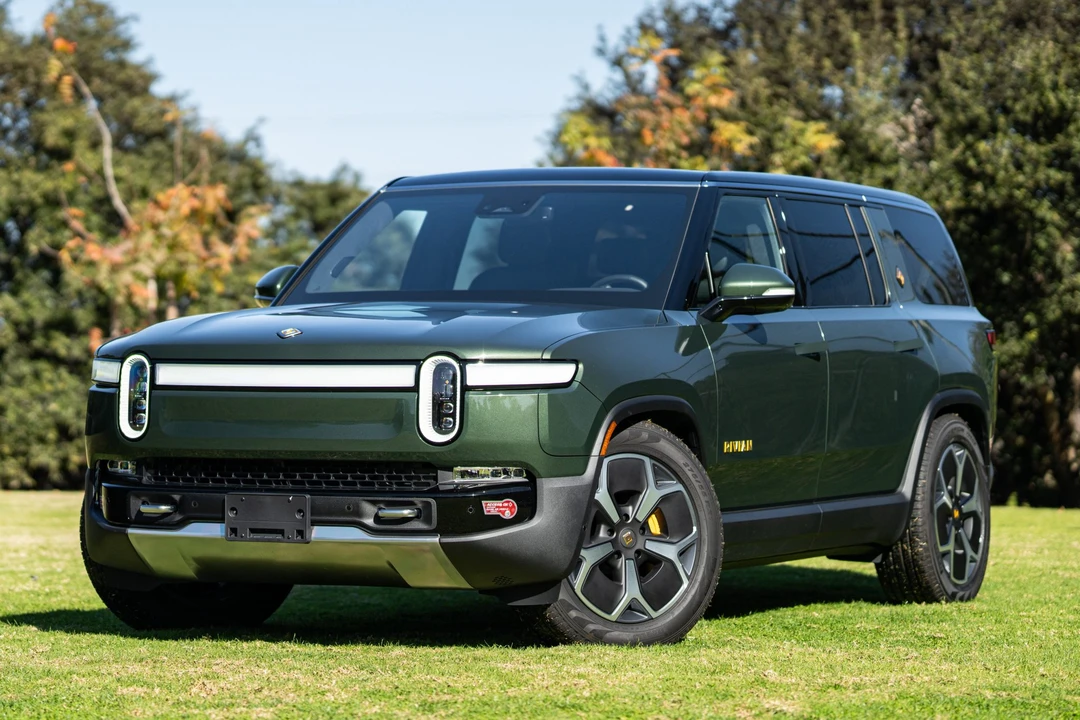 2023 Rivian R1S - Image 2 of 31