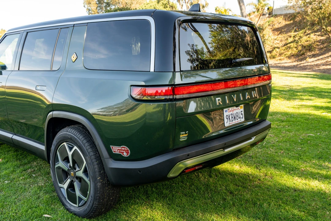 2023 Rivian R1S - Image 14 of 31