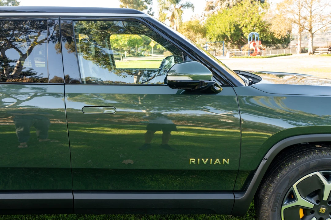 2023 Rivian R1S - Image 22 of 31
