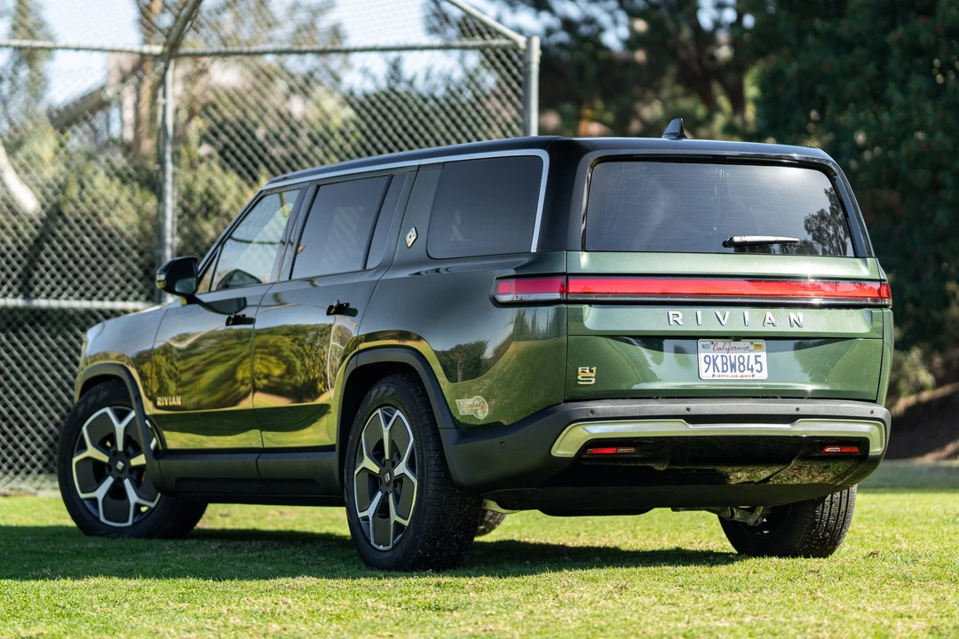 2023 Rivian R1S - Image 8 of 31