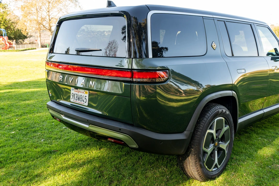 2023 Rivian R1S - Image 15 of 31